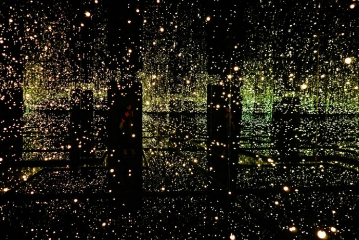 Бесконечная зеркальная комната Infinity Mirror Room от Yayoi Kusama